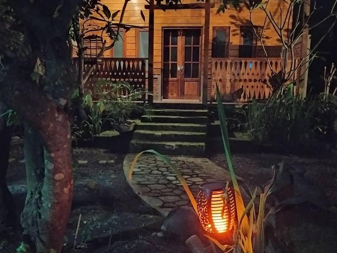 Bata Merah Homestay بانيووانجى المظهر الخارجي الصورة